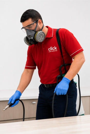 Técnico realizando controle de pragas
